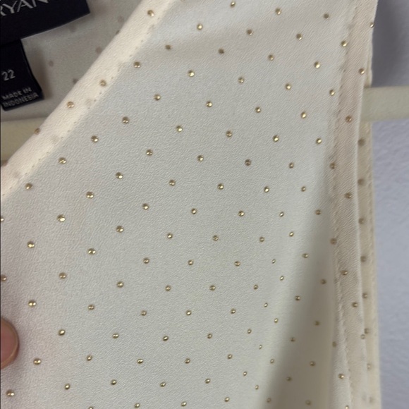 Lane Bryant Cream Sleeveless Blouse with Elegant Design Size 22 - Picture 6 of 12